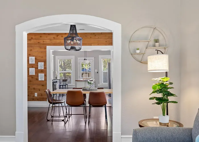 Charming Craftsman Close By Bishop Arts & Downtown