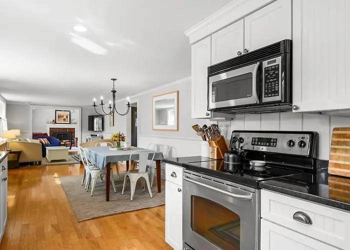 The Lobsta House: Your Cape Cod Hideaway