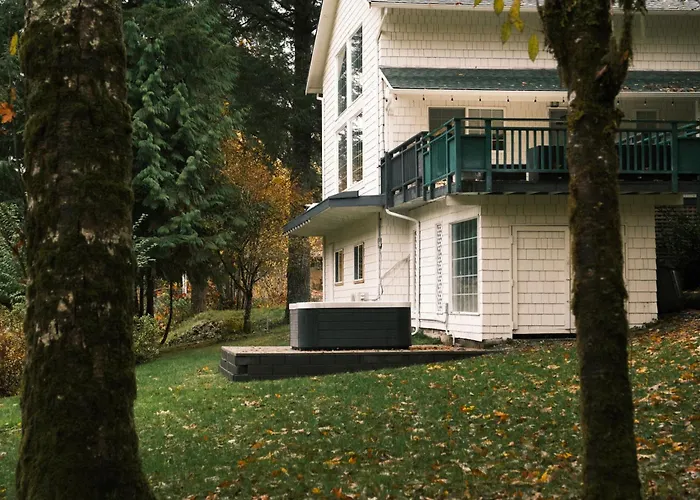 Riverside Retreat On Skagit River