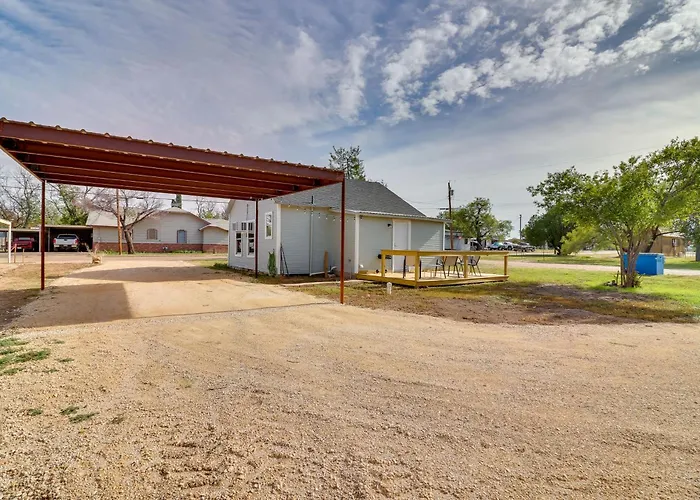 Cozy Ballinger Vacation Rental W/ Deck & Grill!