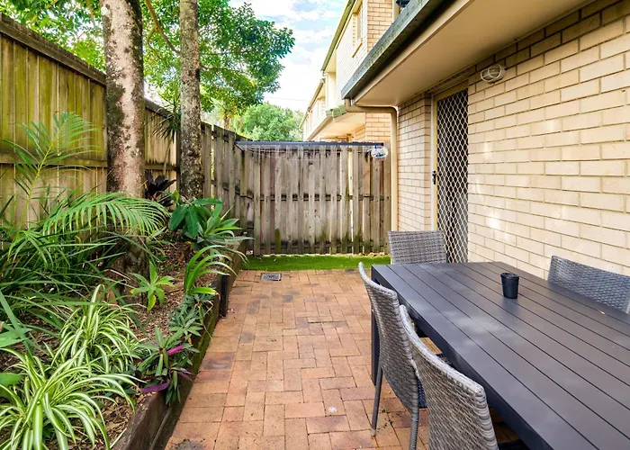 Coolum Beach - Courtyard - Walk To Beach - Sleep 8
