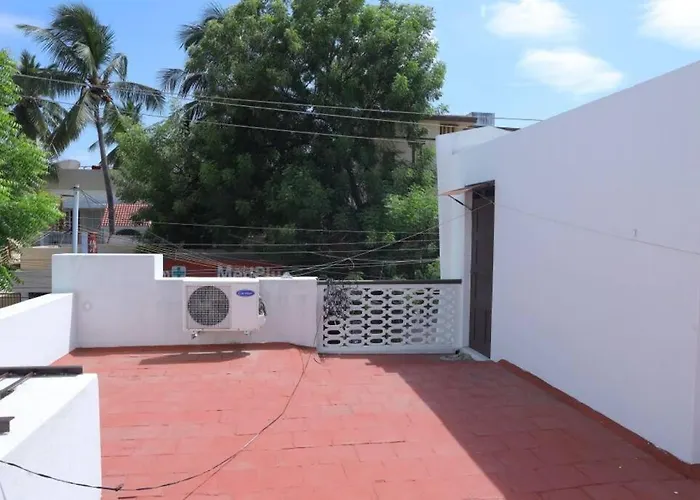 Heritage Home With 2 Bed/2 Bath With Kitchen In A Residential Neighborhood.