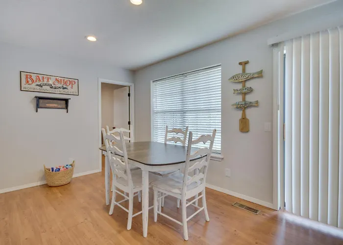 Yard + 15' Boat Slip: Waterfront Grove Getaway