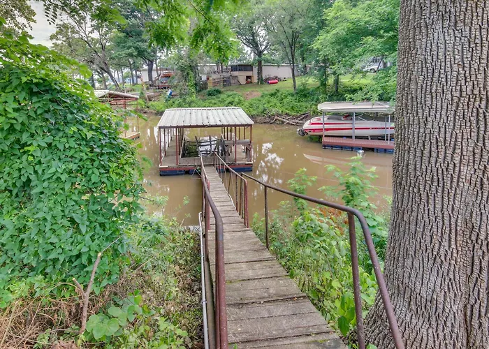 Yard + 15' Boat Slip: Waterfront Grove Getaway