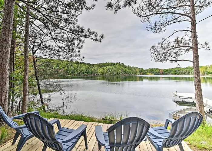 Quiet Retreat On Lake W/ Kayaks, Boats + Bikes!
