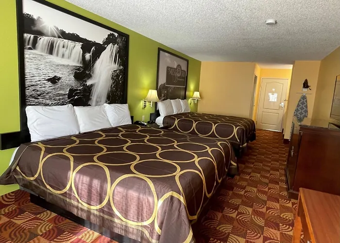 Super 8 By Wyndham Lake Of The Ozarks