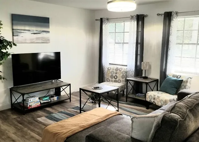 Whole House+Renovated+Pool+Lanai+Bbq+Close To All