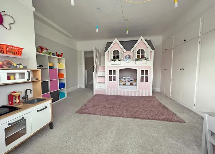 Four Bedroom Family Abode With Hot Tub, Garden And Bbq