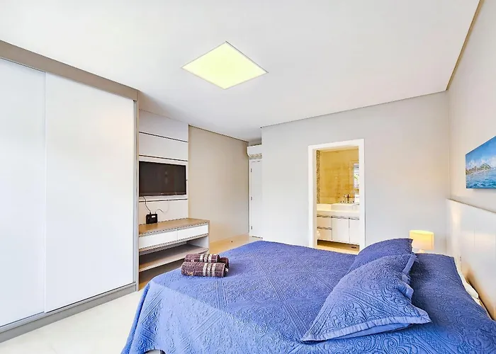 Casa de 400m² e piscina próximo à praia