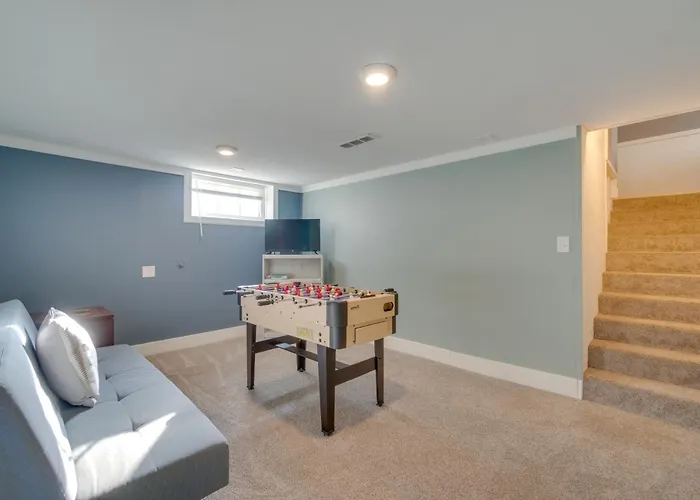 Charming Getaway, Walk To Windsor Lake & Downtown!