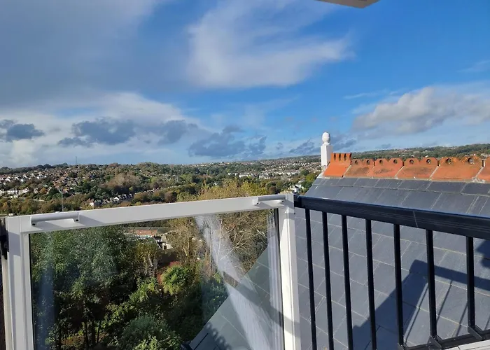 West Hill Retreat Seaview Balcony Loft Apartment & Free Offstreet Parking