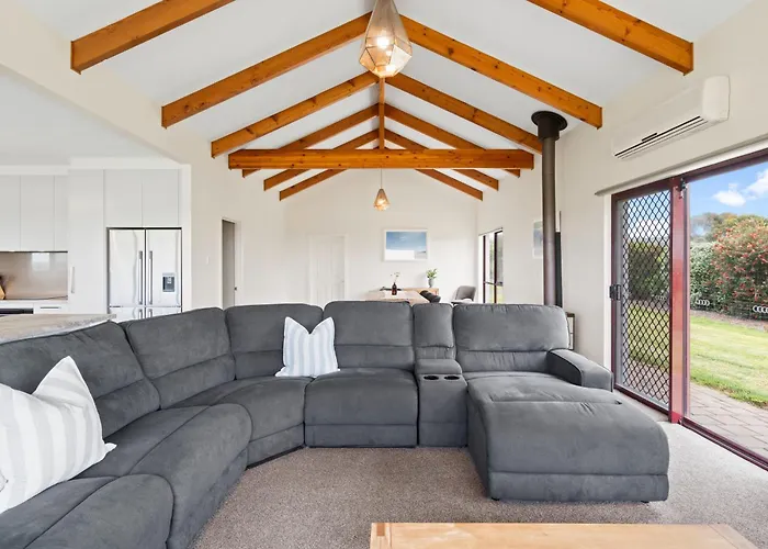 Sea Breeze - Spacious Home With Lovely Ocean Views