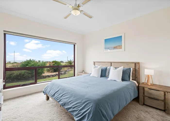 Sea Breeze - Spacious Home With Lovely Ocean Views