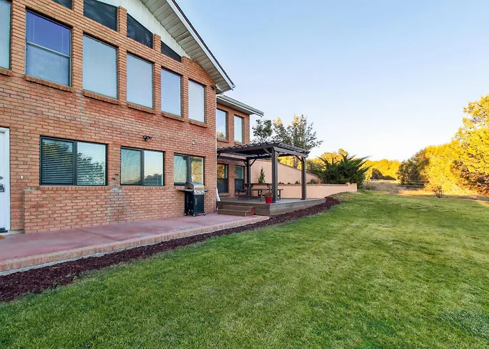 Patio, Grill & Fire Pit: Show Low Escape!