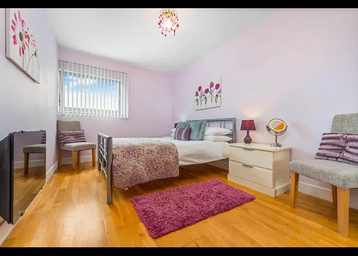 Stunning Spacious City Apartment With Free Parking