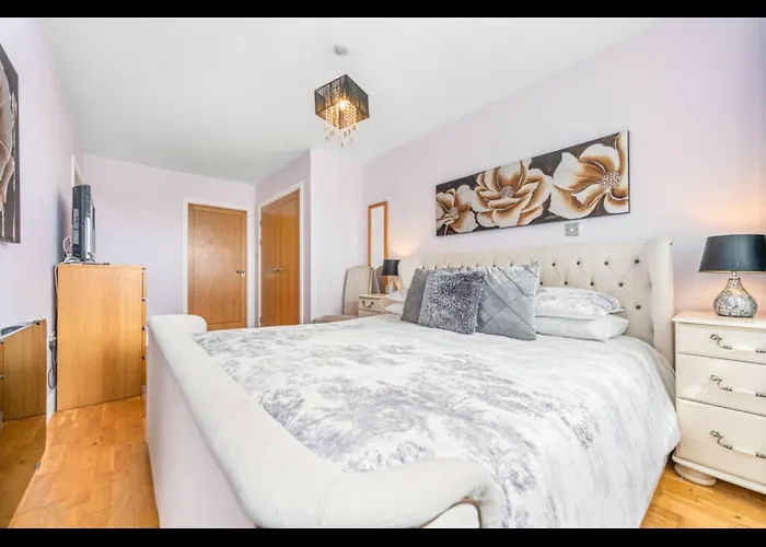Stunning Spacious City Apartment With Free Parking