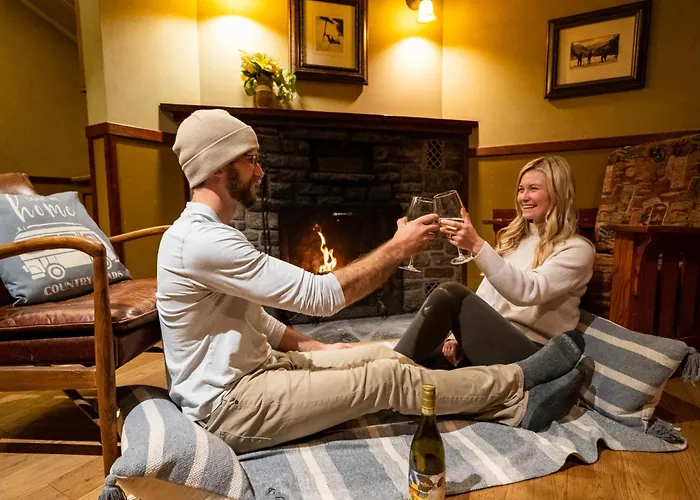 Johnston Canyon Lodge & Bungalows