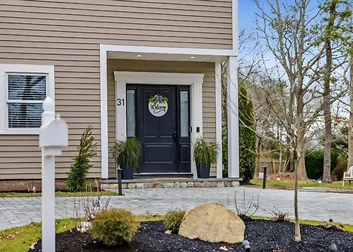 Renovated & Sophisticated Home Near Beach & Shops!