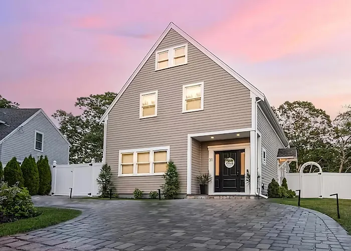 Renovated & Sophisticated Home Near Beach & Shops!
