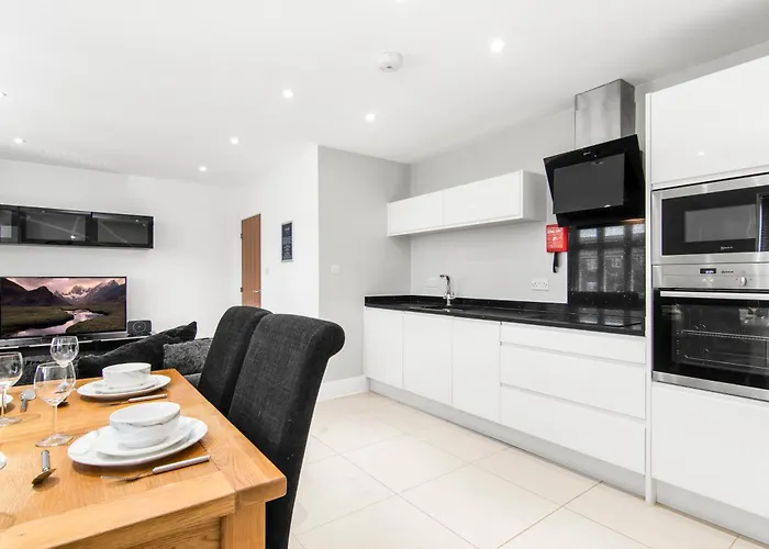 Luxury Apartment In Town Centre With Free Gated Parking
