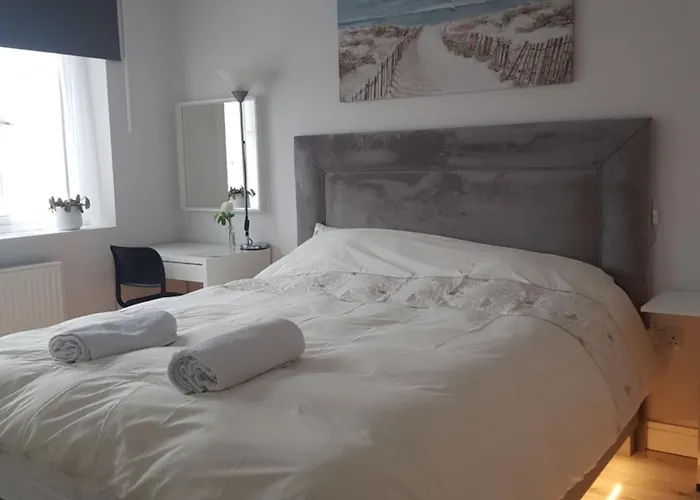Barnoaks Room With Ensuite Bathroom - Homestay
