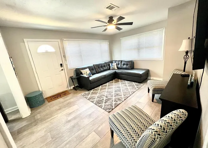 4/2 Home Close To Beach, Centrally Located!