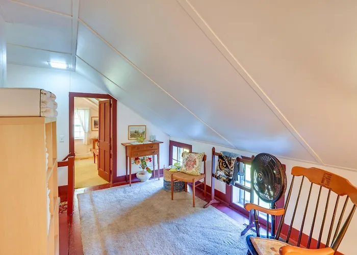 Tranquil 3 Bedroom Stockbridge House W/ Private Deck!