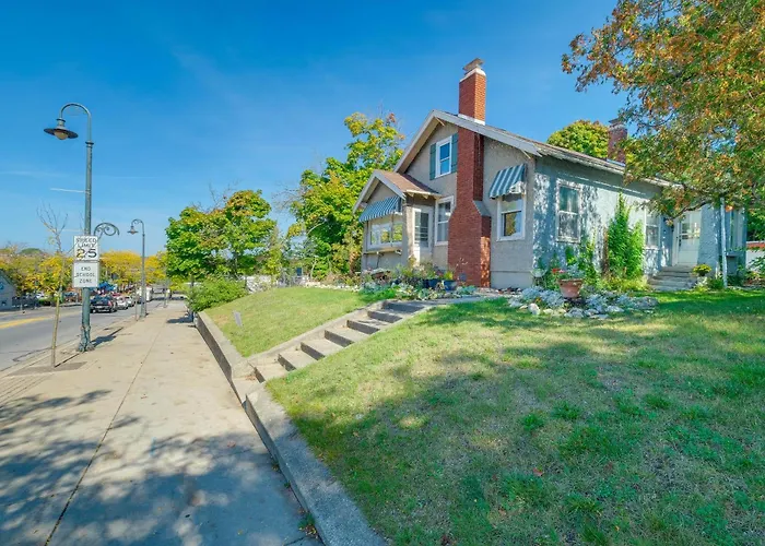 Vintage Charlevoix Home W/ Deck Near Round Lake!