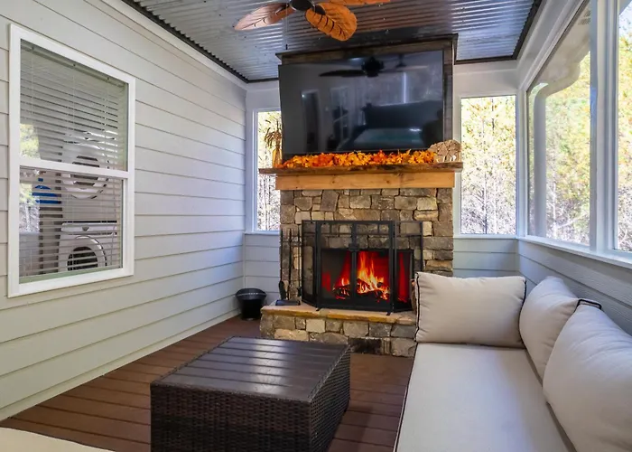 Par-Tee Haus I- Game Room & Hot Tub-Walk To Helen