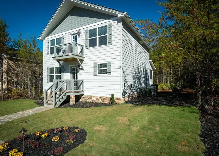 Par-Tee Haus I- Game Room & Hot Tub-Walk To Helen