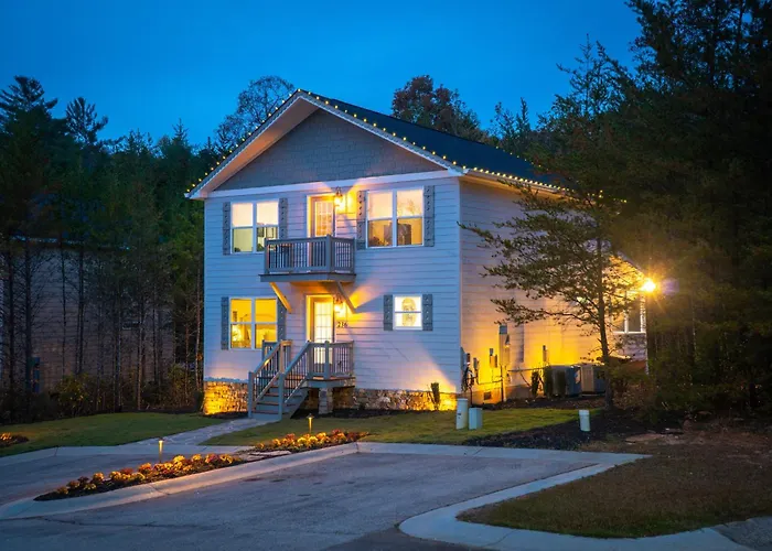 Par-Tee Haus I- Game Room & Hot Tub-Walk To Helen