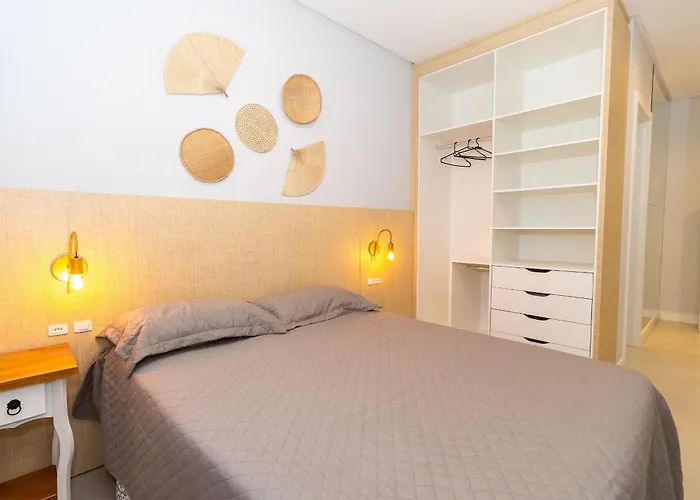 223F - Belíssimo Apartamento em Canto Grande
