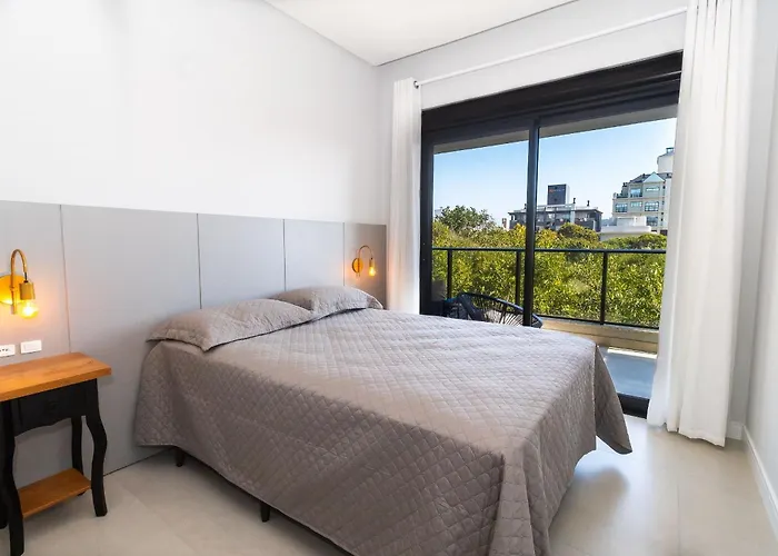 223F - Belíssimo Apartamento em Canto Grande