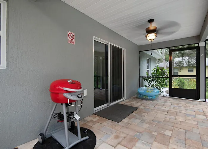 Pet-Friendly, Heated Pool, Close To Everything 3 Bedroom Home