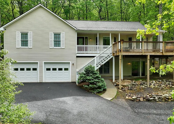 17-Seat Home Theater, Hot Tub, Huge Game Room!