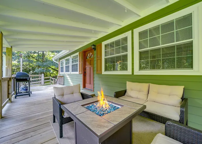 Fun Pet-Friendly Highlands Retreat W/ Fenced Yard!