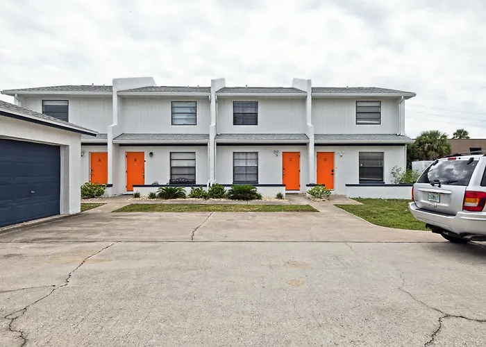 Amazing 2 Bedroom Townhouse Near Beach