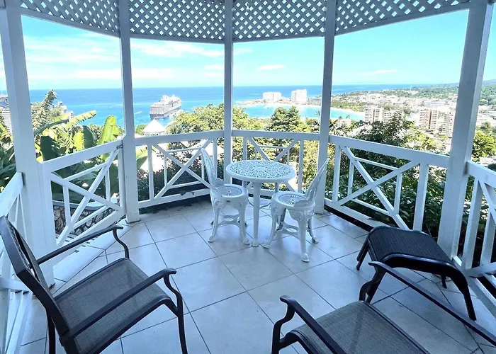 Hummingbird Retreat - Luxury Oceanview Apt, 7-Minute Walk To Beach