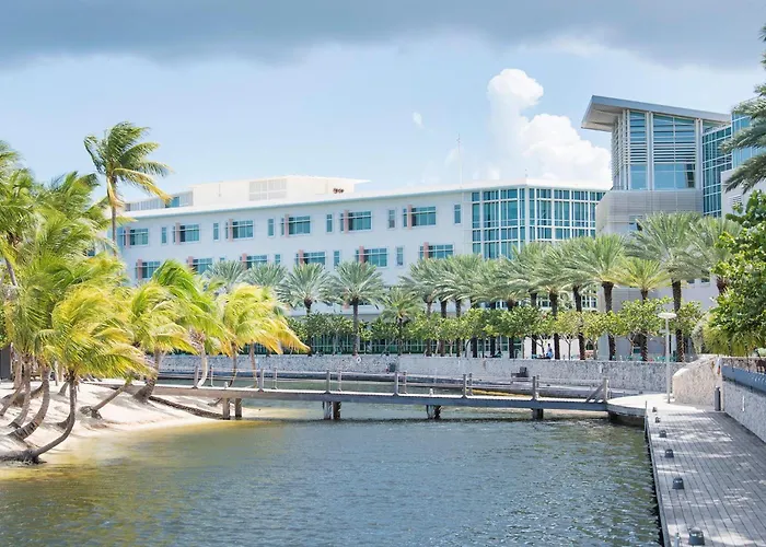 Britannia 634 - Canal Front 3Br Condo On 7 Mile Beach