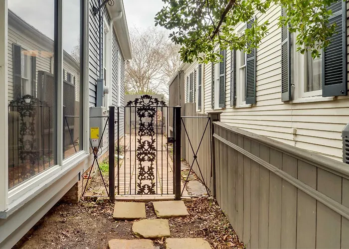 Comfy Central Natchez Hideaway: Walk To Dtwn!