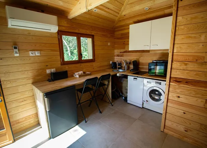 Cabane Foret Proche Plage Avec Piscine Partagee