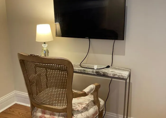 Pineapple House, Spacious 1St Floor Apartment! City Center! 96 Walk Score! Free Parking!
