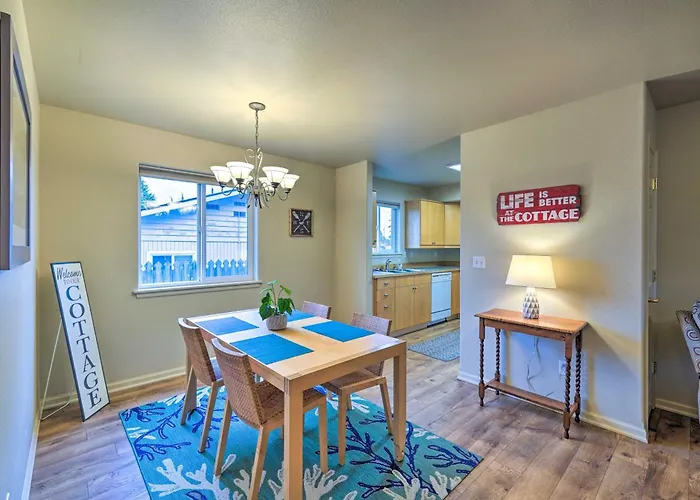 Anacortes Cottage W/ Fireplace, Walk To Town & Bay