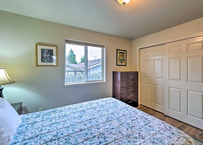 Anacortes Cottage W/ Fireplace, Walk To Town & Bay