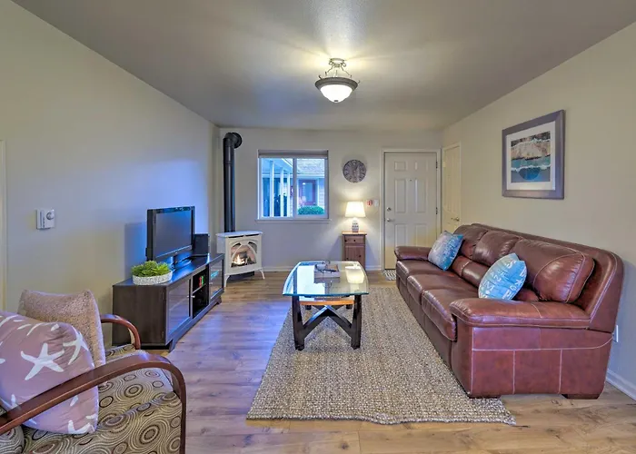 Anacortes Cottage W/ Fireplace, Walk To Town & Bay