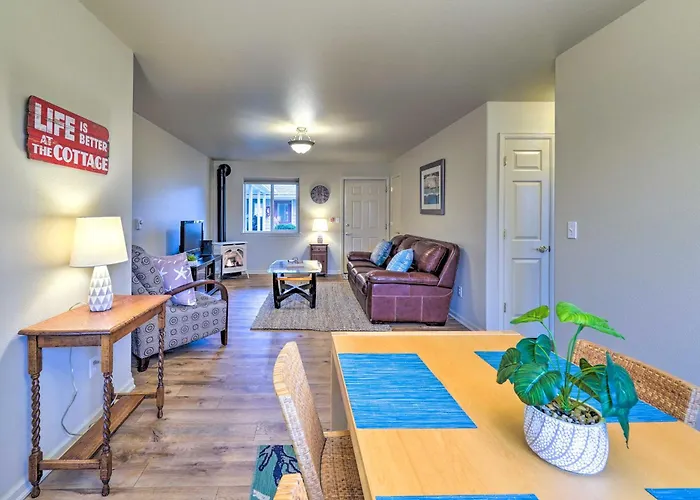 Anacortes Cottage W/ Fireplace, Walk To Town & Bay