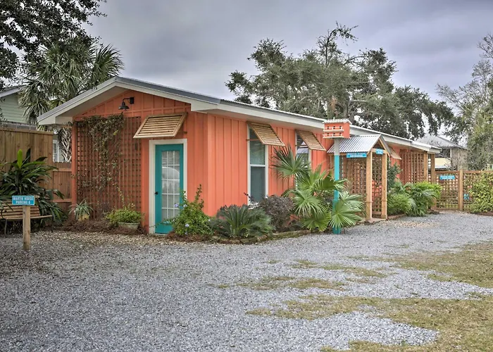 Walk To Beach From Chic Old Town Apartment W/ Yard