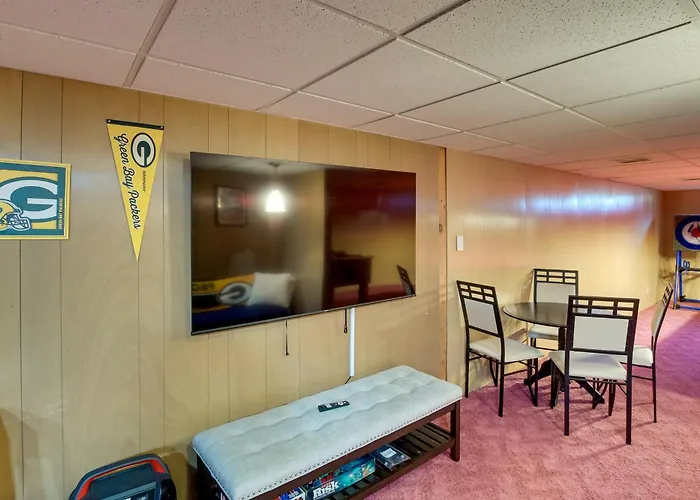 Walk To Lambeau Field: Green Bay Retreat