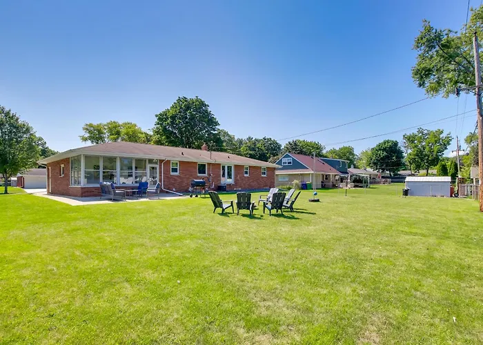Walk To Lambeau Field: Green Bay Retreat