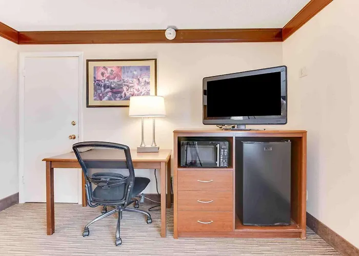 Best Western Movie Manor